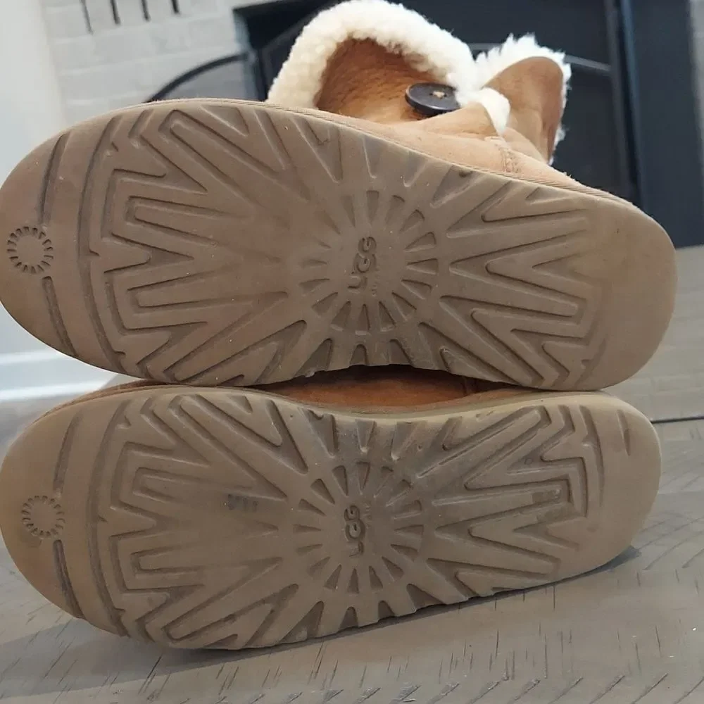 UGG Bailey Button Boots Sz 6